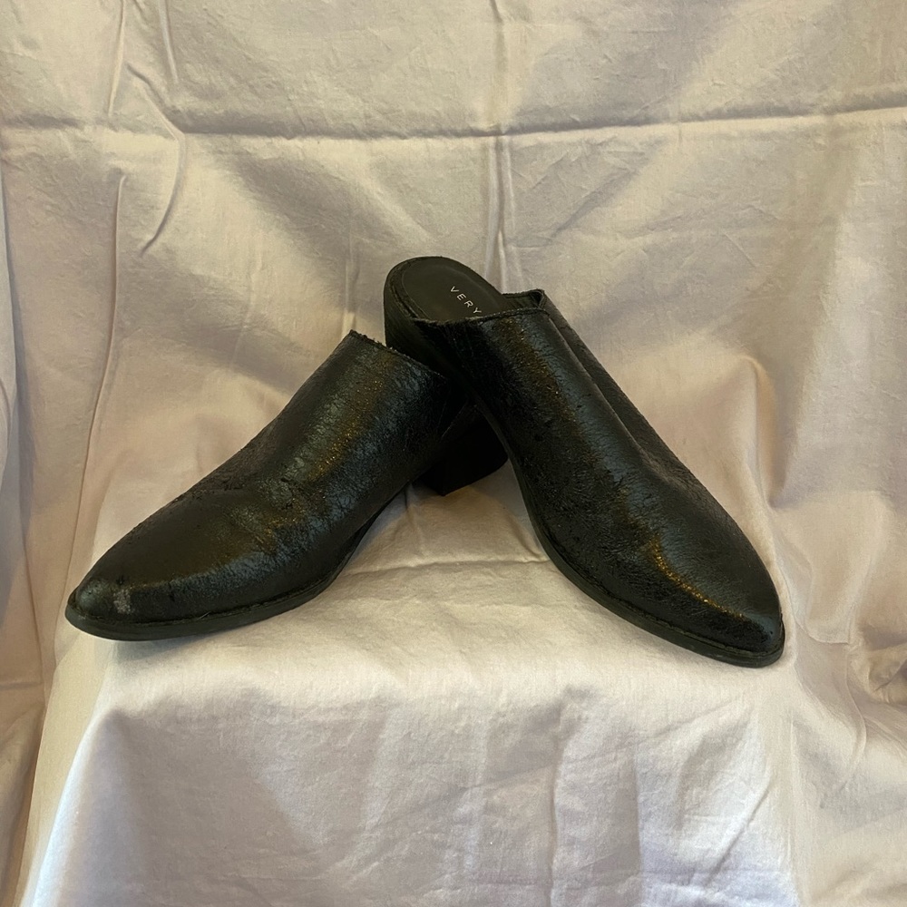 Point toed backless clogs